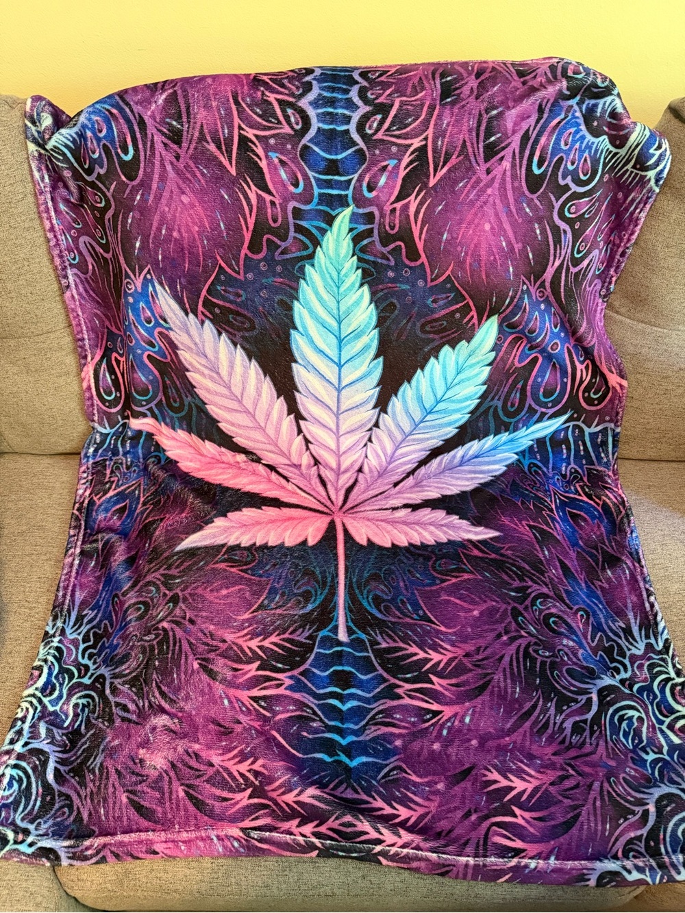 Psychedelic Tie-Dye Leaf Throw Blanket - Multicolor